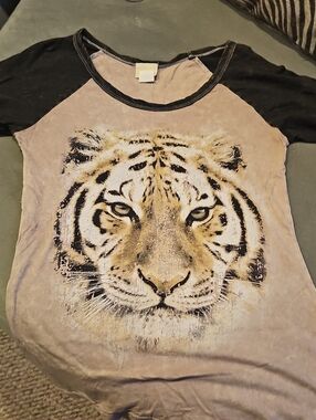 Daytrip Tiger Face Raglan Tee - Black and Tan